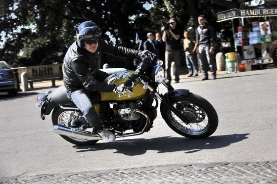 moto_guzzi_v7_cafe_classic-crop.jpg_1000x665