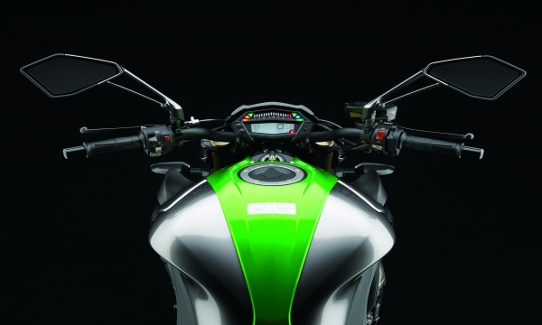 2014-Kawasaki-Z1000-10