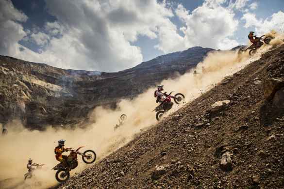 riders-in-the-dust-at-red-bull-hare-scramble-2015-hard-enduro-in-erzberg-austria