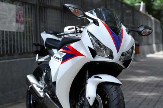 2012-honda-cbr1000rr-leak-16