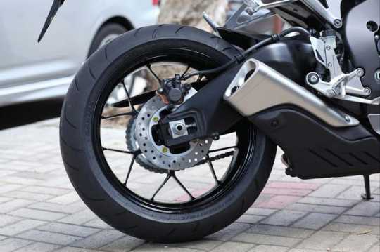 2012-honda-cbr1000rr-leak-5